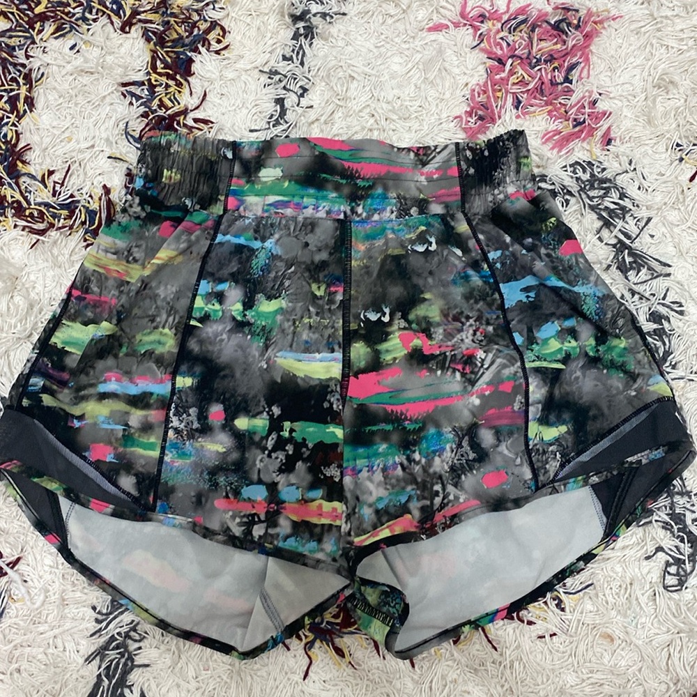 Lululemon shorts size 4 the inseam is 2.5